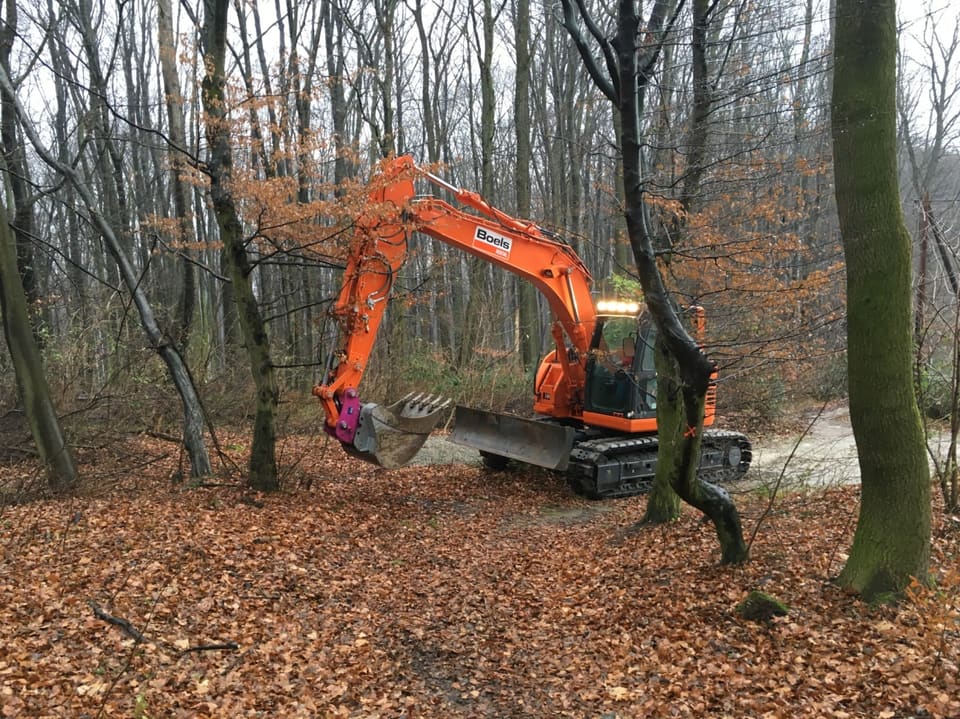 Bagger beim Aushub für einen Schachtbrunnen im Wald