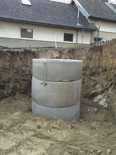 Schachtbrunnen mit Tieflöffelbagger, Foto 3 von 6 (öffnet in neuem Tab)